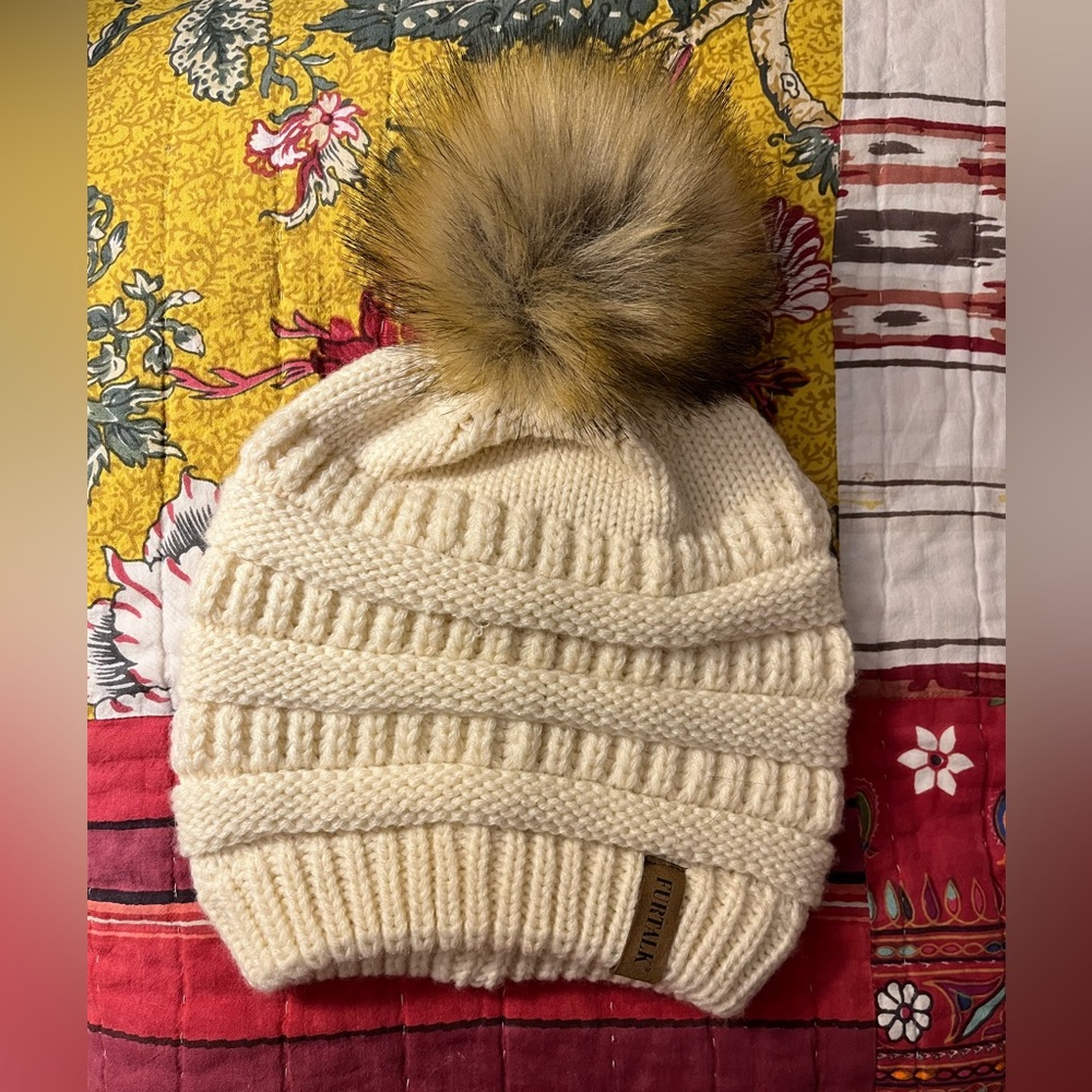 *FREE w 40$ PURCHASE Knitted Pom Pom Hat
